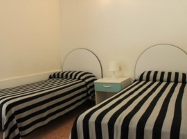 Schlafzimmer mit getrennten Betten 